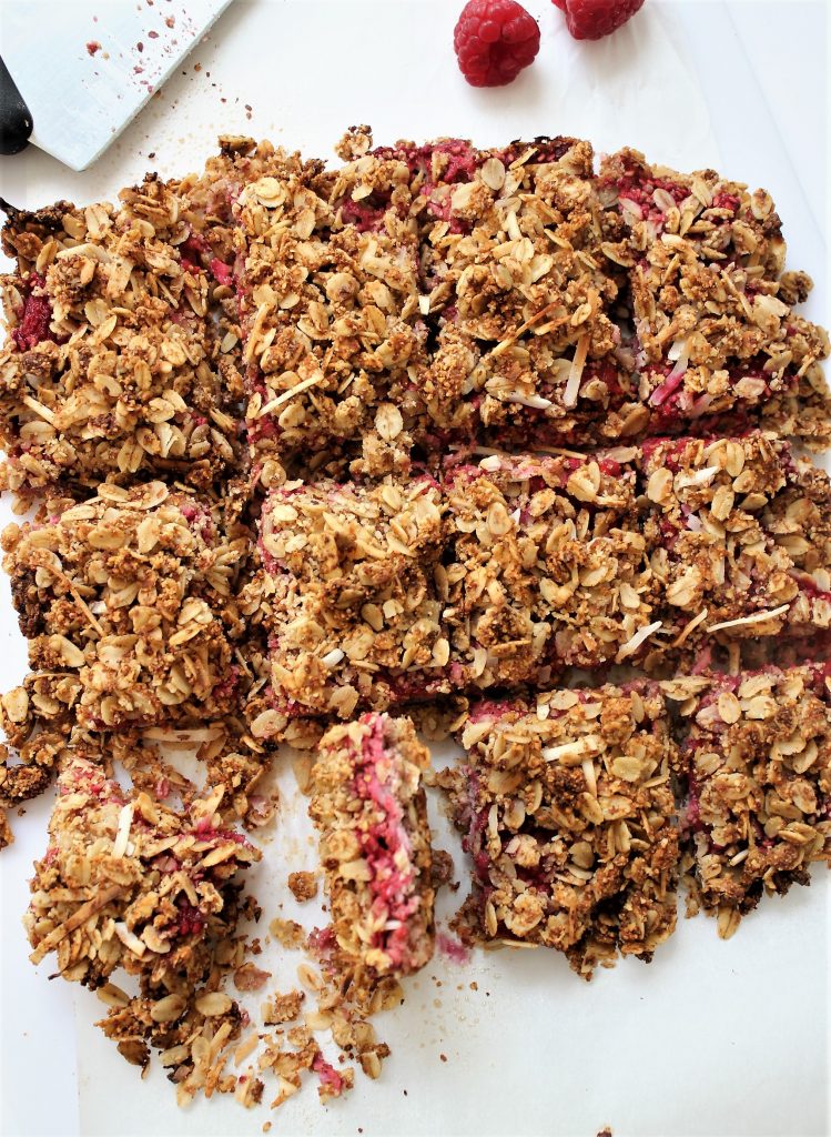 Easy Raspberry Crumble Bars Recipe! #raspberrycrumblesquares #raspberryoatsquares #healthytreatrecipes