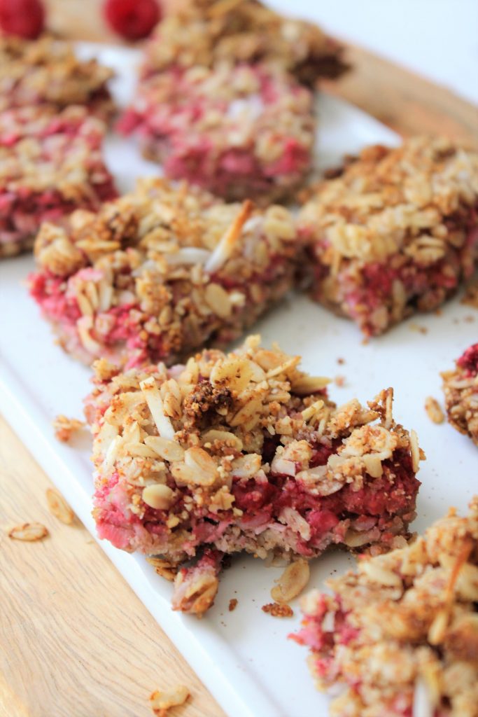 Easy Raspberry Crumble Bars Recipe! #raspberrycrumblesquares #raspberryoatsquares #healthytreatrecipes