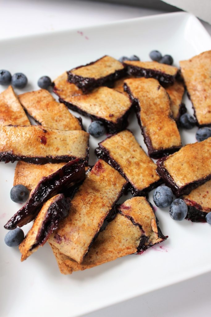 Healthy Blueberry Pie Fries! Made with all natural ingredients, gluten free, refined sugar free, and dairy free! #blueberrypie #glutenfree #healthydesserts #bueberrypieries #bakingwithkids 