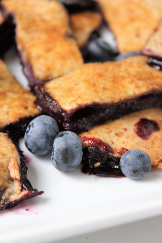 Healthy Blueberry Pie Fries! Made with all natural ingredients, gluten free, refined sugar free, and dairy free! #blueberrypie #glutenfree #healthydesserts #bueberrypieries #bakingwithkids 