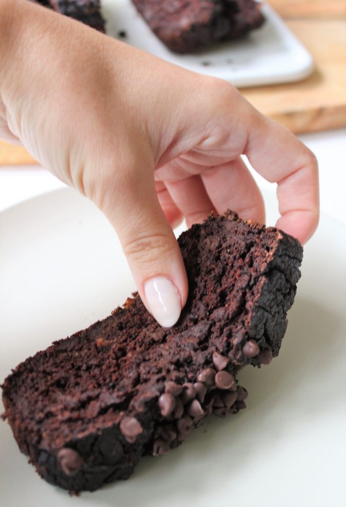 Healthy Chocolate Pumpkin Bread made with just 6 main ingredients including oat flour, canned pumpkin puree, and maple syrup. #chocolatepumpkinbread #healthypumpkinbread #glutenfreebaking