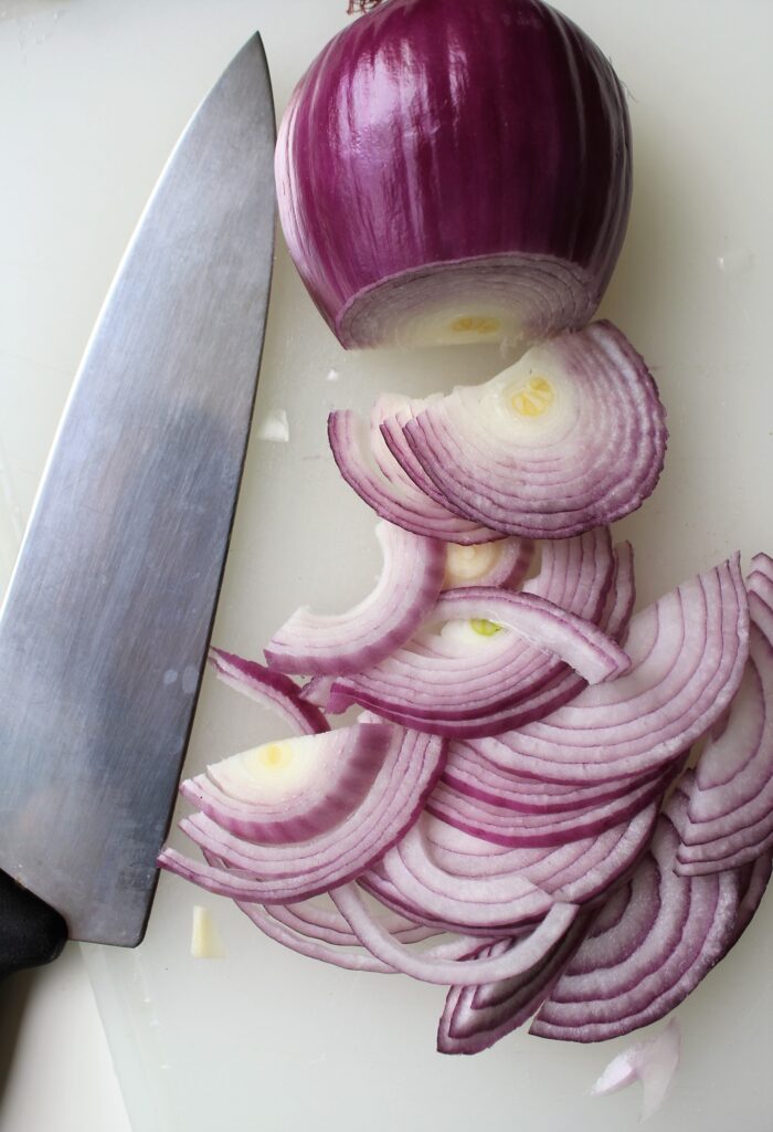 thinly sliced red onion